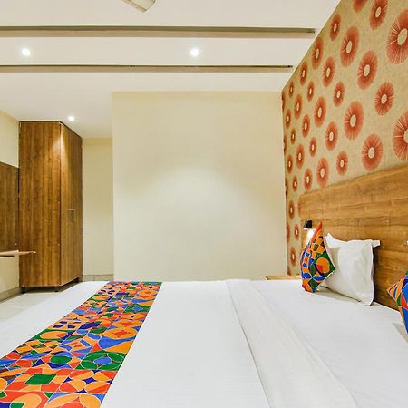 OYO Townhouse 950 Hotel Golden Glory New Delhi Buitenkant foto