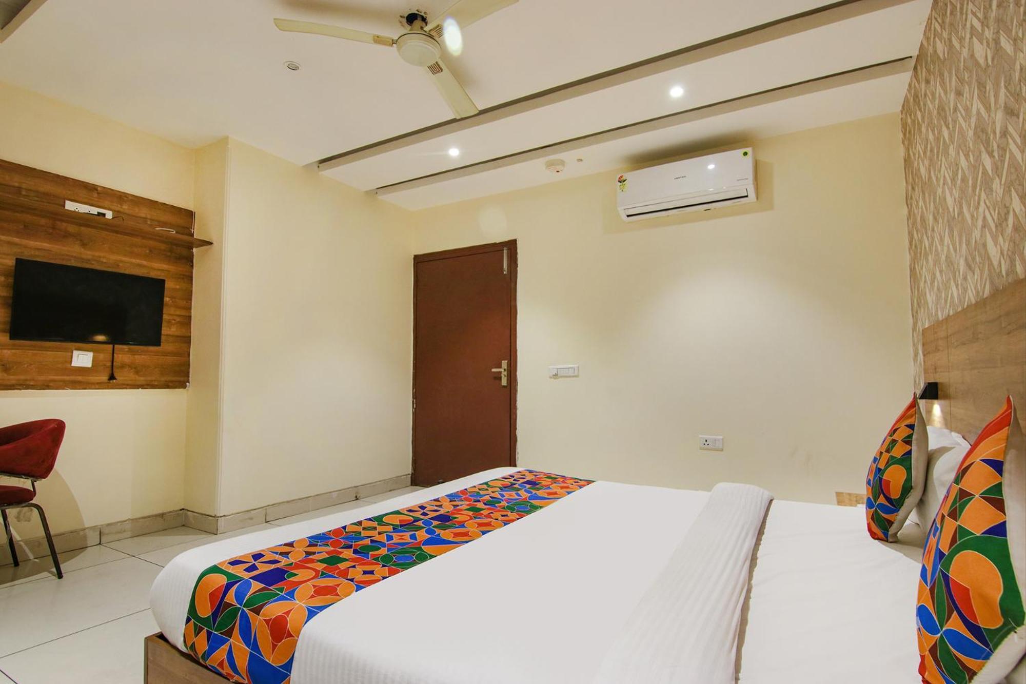 OYO Townhouse 950 Hotel Golden Glory New Delhi Buitenkant foto