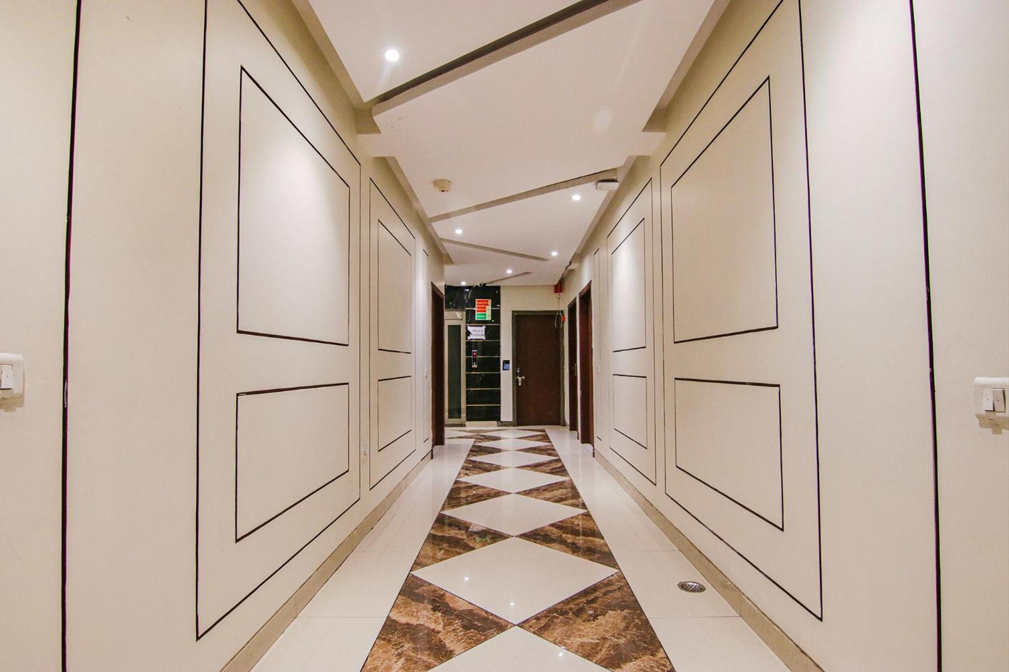 OYO Townhouse 950 Hotel Golden Glory New Delhi Buitenkant foto