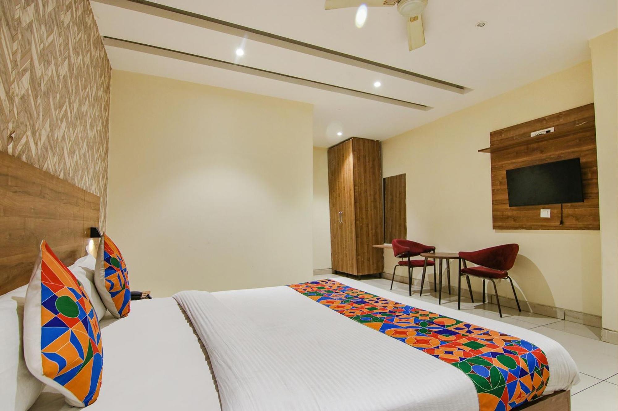 OYO Townhouse 950 Hotel Golden Glory New Delhi Buitenkant foto