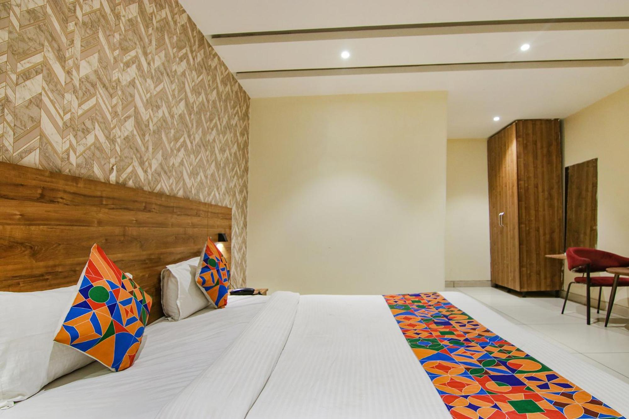 OYO Townhouse 950 Hotel Golden Glory New Delhi Buitenkant foto