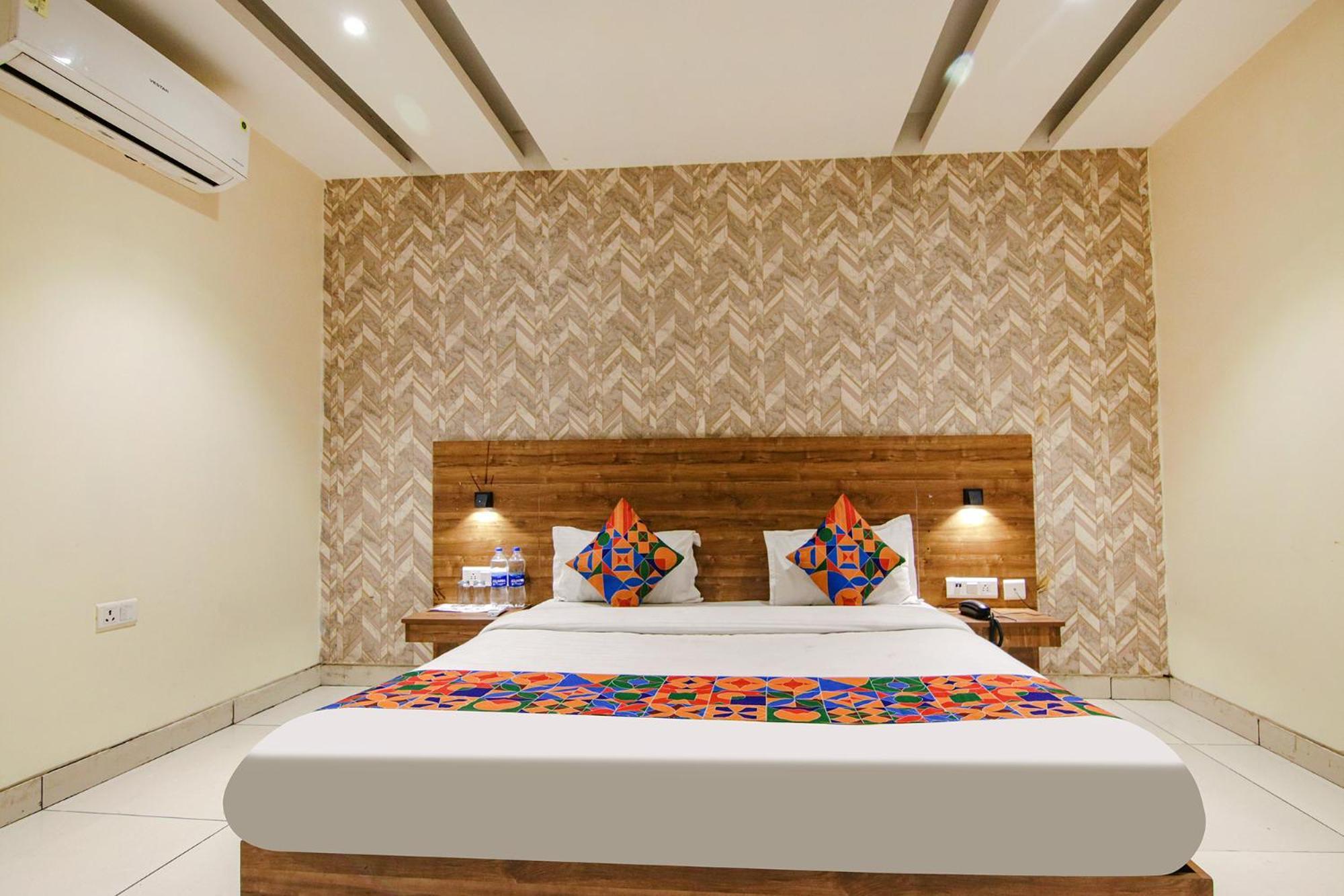 OYO Townhouse 950 Hotel Golden Glory New Delhi Buitenkant foto