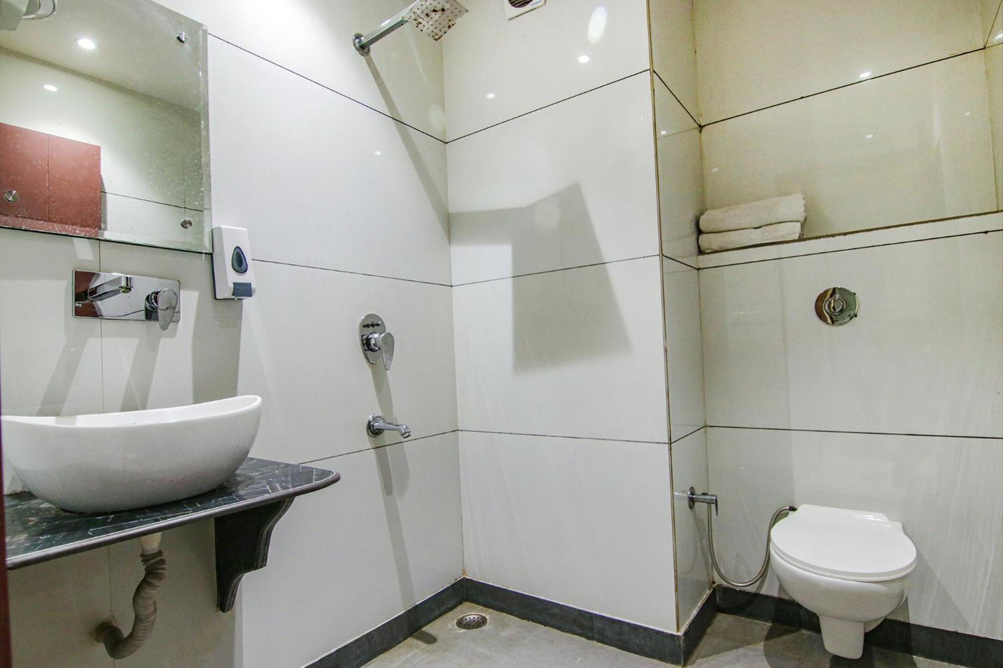 OYO Townhouse 950 Hotel Golden Glory New Delhi Buitenkant foto