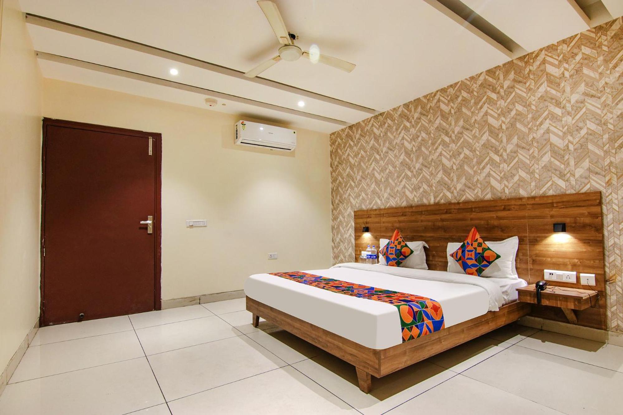 OYO Townhouse 950 Hotel Golden Glory New Delhi Buitenkant foto