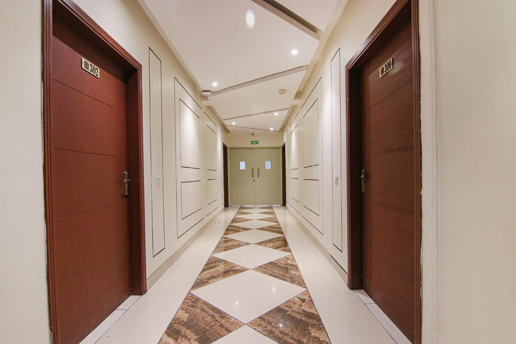 OYO Townhouse 950 Hotel Golden Glory New Delhi Buitenkant foto